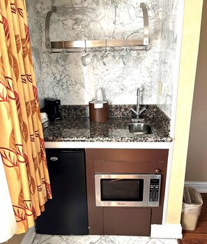 Suite, 1 King Bed, Non Smoking, Jetted Tub (Four Poster Bed) | Room amenity