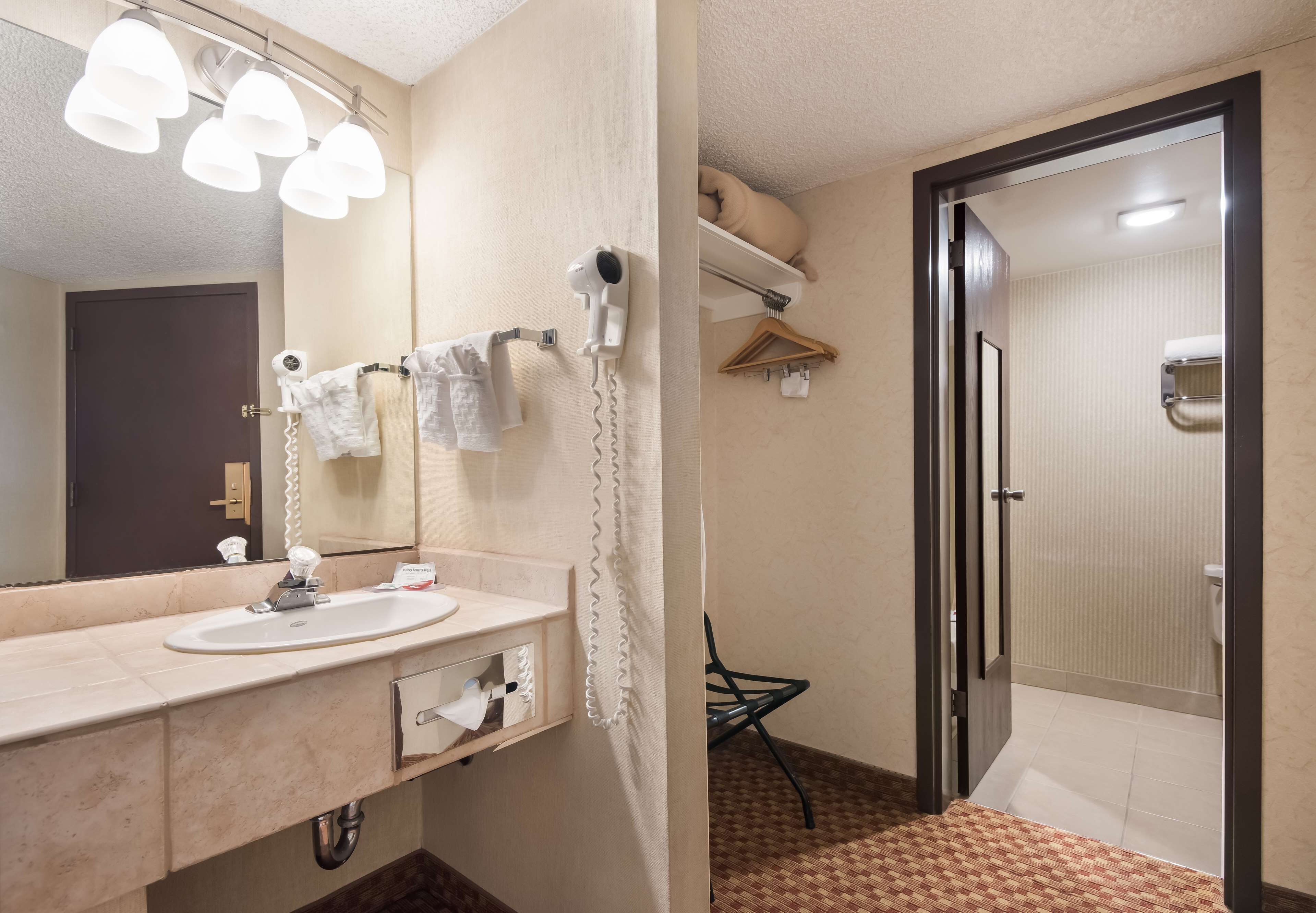 combined shower/bathtub, eco-friendly toiletries, hair dryer, towels