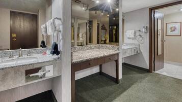 Suite, 1 kingsize-seng, ikke-røyk, kjøleskap og mikrobølgeovn (Larger Room) | Bad | Kombinert dusj/badekar, miljøvennlige toalettsaker, hårføner og håndklær