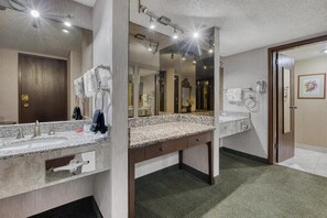Sviitti, 1 suuri parisÀnky, tupakointi kielletty, jÀÀkaappi ja mikroaaltouuni (Larger Room) | Kylpyhuone | Suihkun ja ammeen yhdistelmÀ, ympÀristöystÀvÀlliset hygieniatuotteet