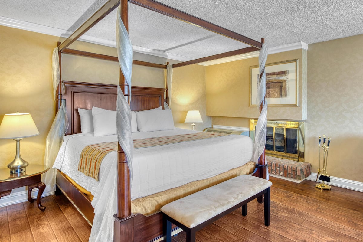 Suite, 1 King Bed, Non Smoking, Jetted Tub (Four Poster Bed) | Premium bedding, blackout drapes, iron/ironing board, cribs (free)