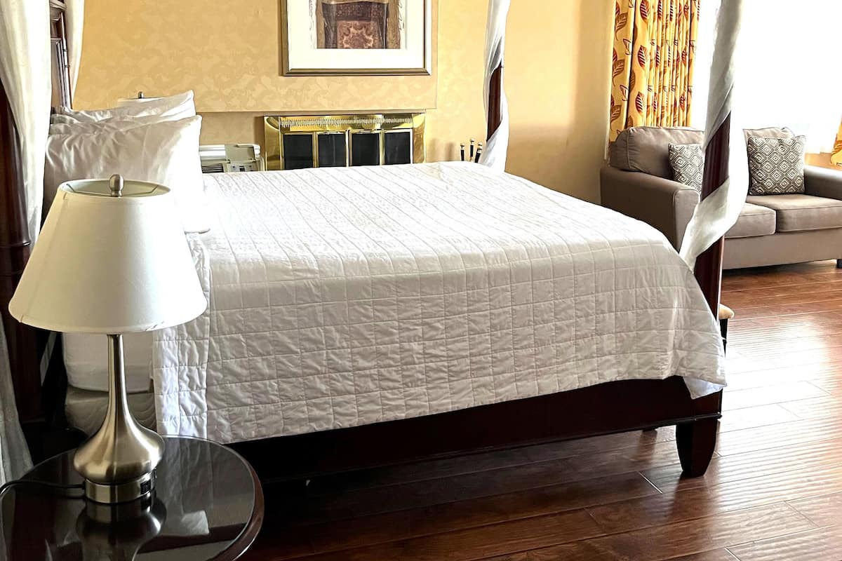 Suite, 1 King Bed, Non Smoking, Jetted Tub (Four Poster Bed) | Premium bedding, blackout curtains, iron/ironing board