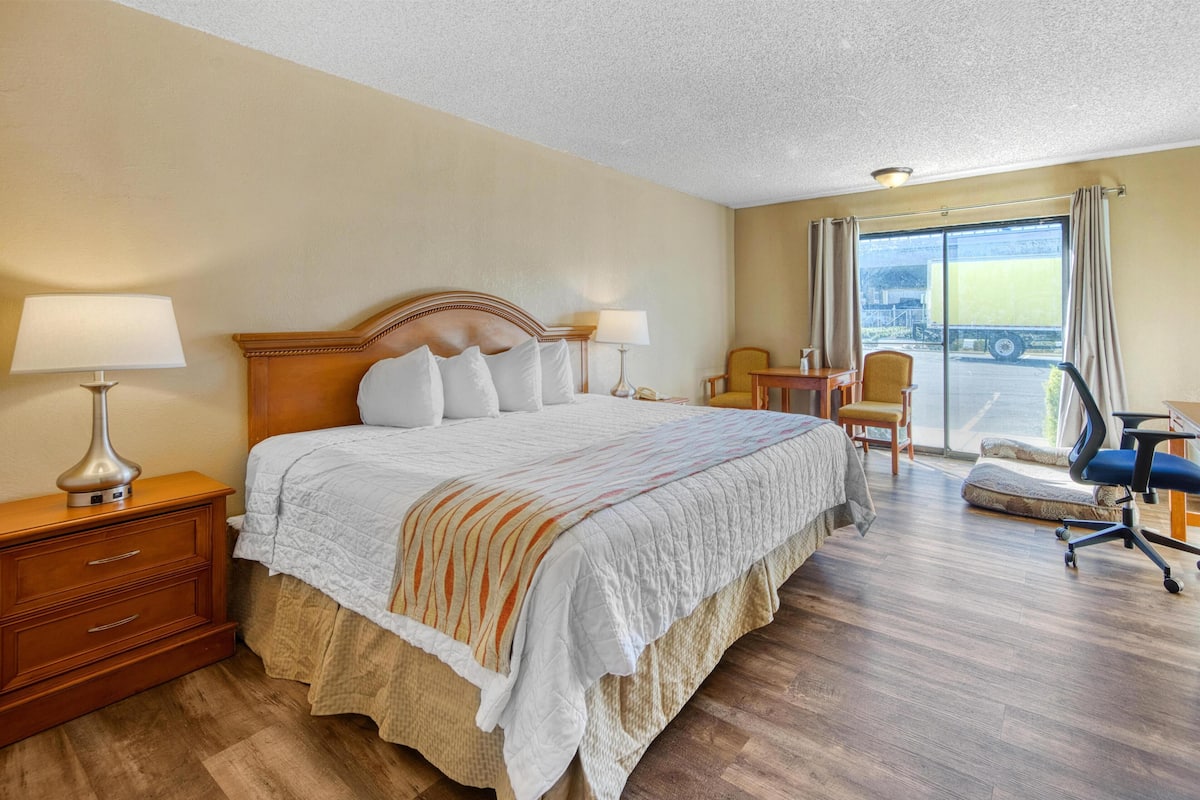 Premium bedding, blackout drapes, iron/ironing board