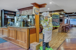 Breakfast and dinner served - SureStay Plus Hotel by Best Western Reno Airport (Reno)