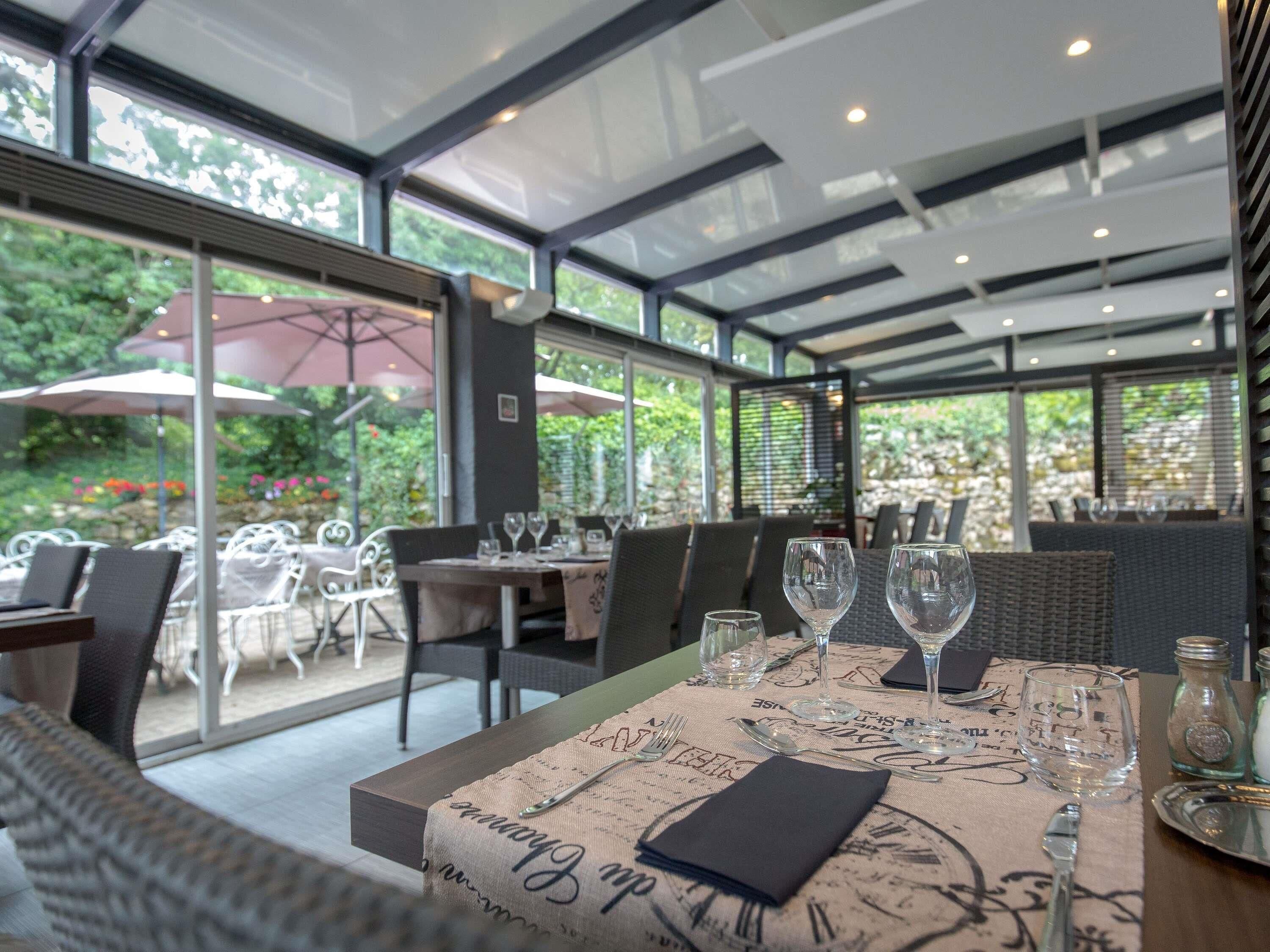 Petit déjeuner, déjeuner et dîner servis sur place