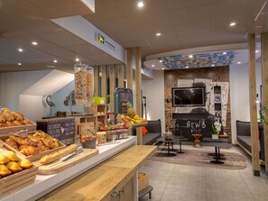 Petit déjeuner, déjeuner et dîner servis sur place