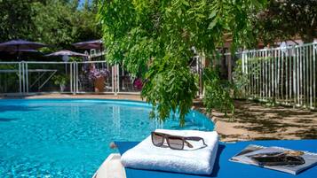 Una piscina al aire libre de temporada