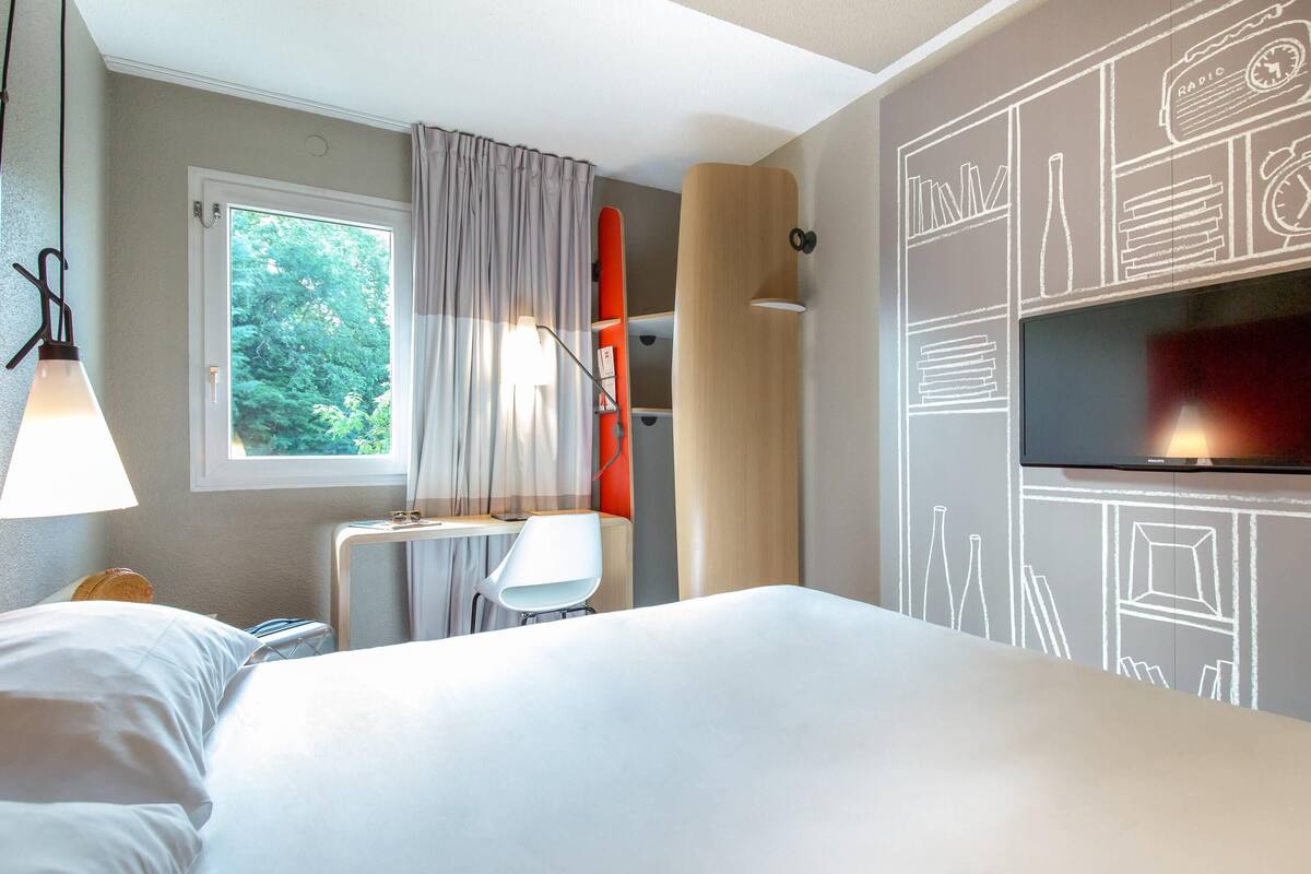 Desk, soundproofing, iron/ironing board (on request), WiFi (free)