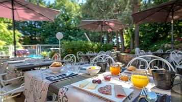 Breakfast, lunch and dinner served