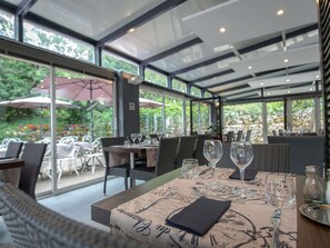 Déjeuner, dîner et souper servis sur place