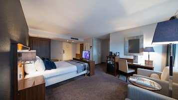 Executive Room | In-room safe, desk, laptop workspace, blackout curtains