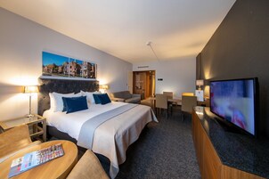 Suite, 1 Doppelbett und Schlafsofa | Wohnbereich | LCD-Fernseher