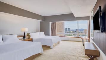 Edredón, minibar, caja de seguridad en la habitación y escritorio