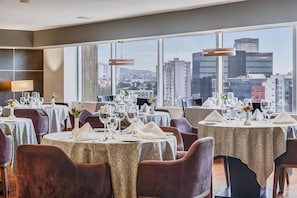 Petit déjeuner et dîner servis sur place