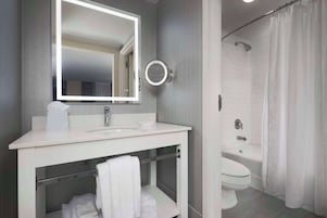 Ducha, artículos de tocador gratuitos, secador de pelo, toallas