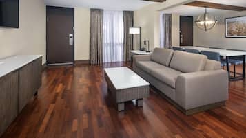 Suite - 1 kingsize-seng | Opholdsområde | 42-tommers fladskærms-tv med kabelkanaler, tv