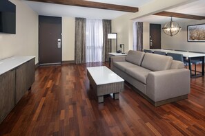 Suite, 1 cama de matrimonio grande | Zona de estar | Televisión de pantalla plana de 42 pulgadas con canales por cable