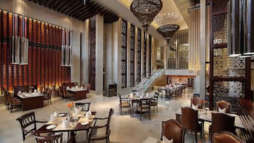 3 restaurantes; se sirven almuerzos, cenas y cocina india