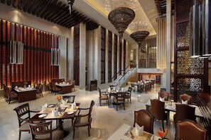 3 nhà hàng, phục vụ bữa trưa, bữa tối, món Ấn Độ 