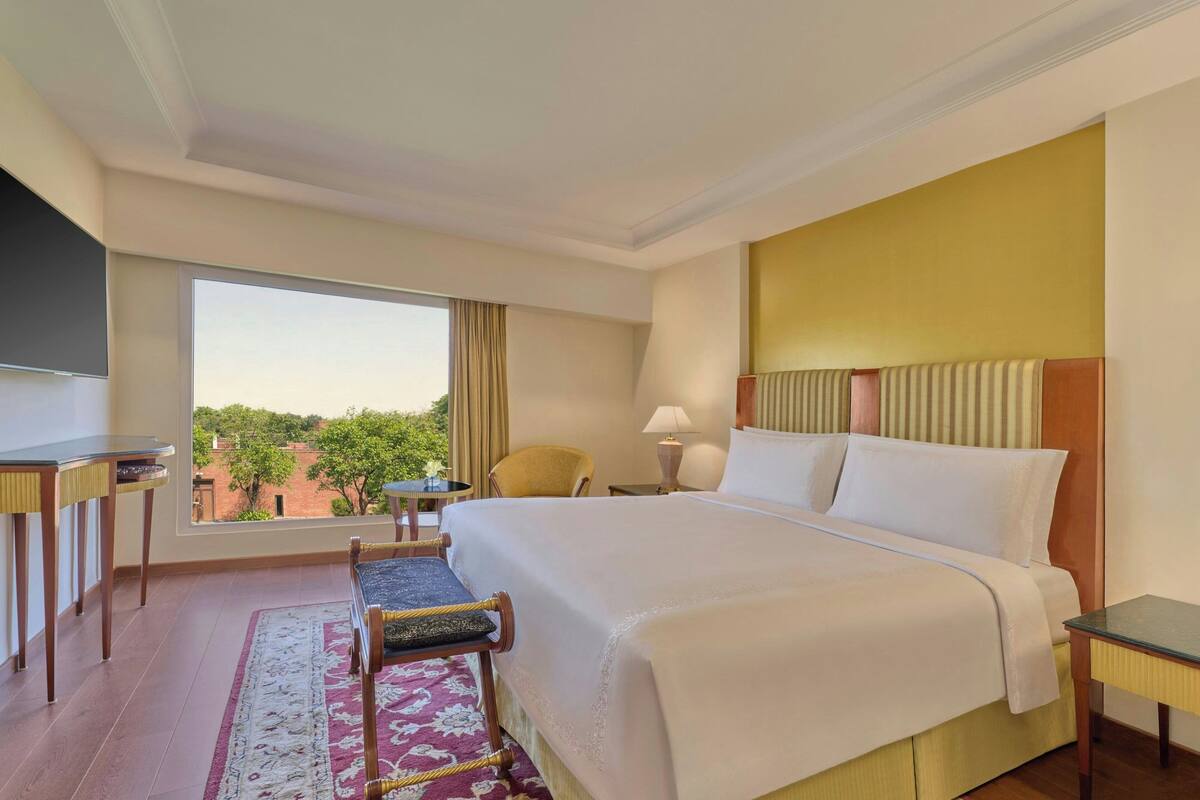 Royal Suite, 1 Bedroom | Minibar, in-room safe, desk, blackout drapes