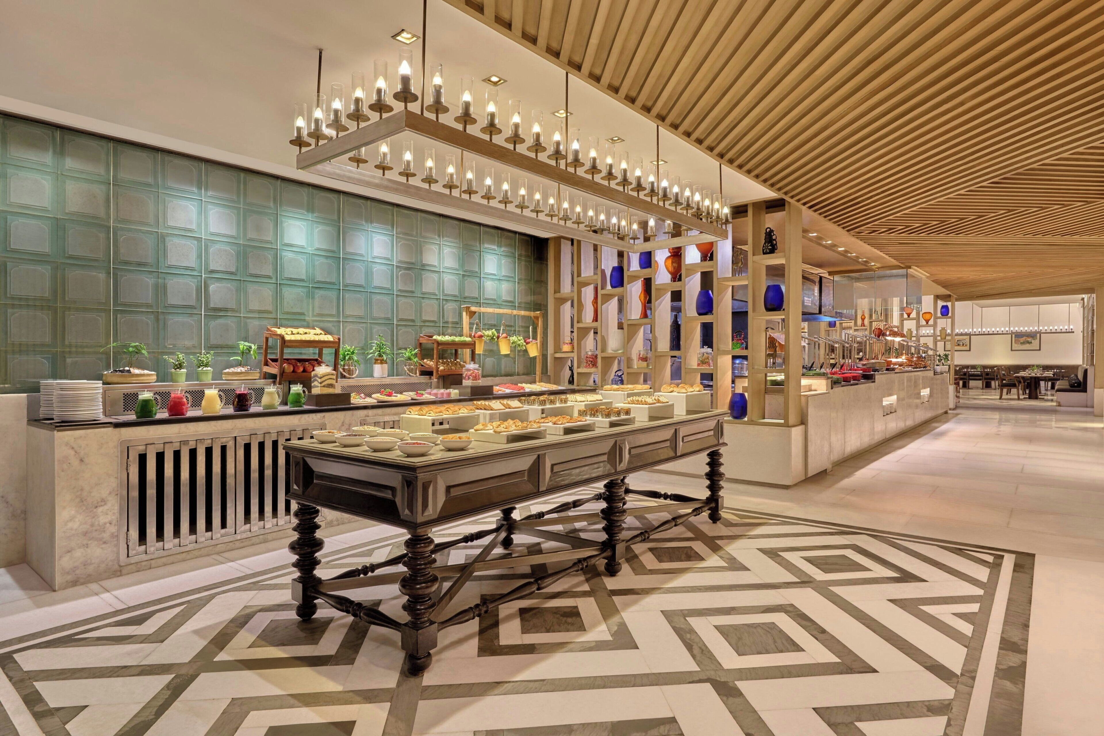 Zona de buffet con diversos alimentos y un techo decorativo.