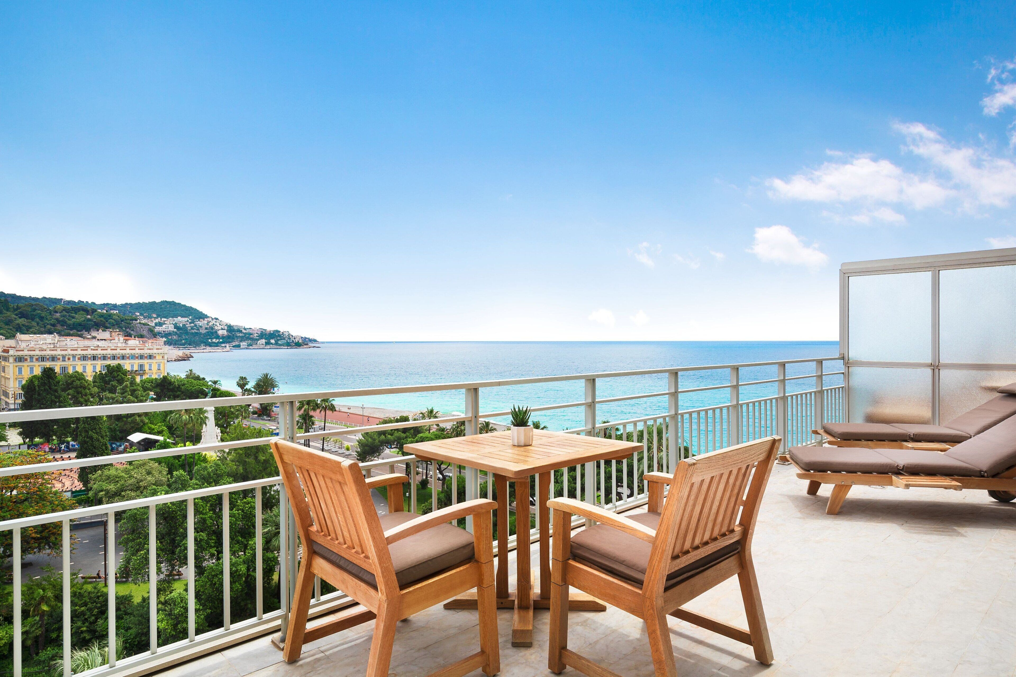 Literie hypoallergénique, minibar, coffres-forts dans les chambres