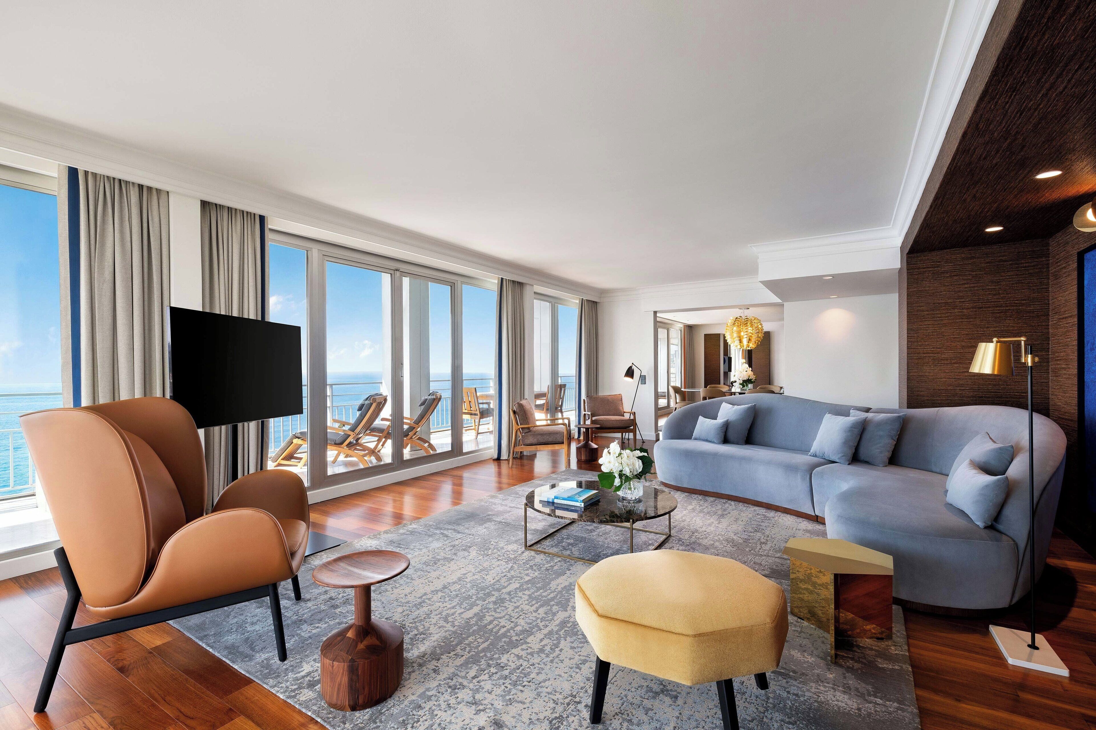 저자극성 침구, 미니바, 객실 내 금고, 책상