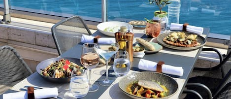 Lunch, middag och brunch serveras och det finns även utsikt mot poolen.