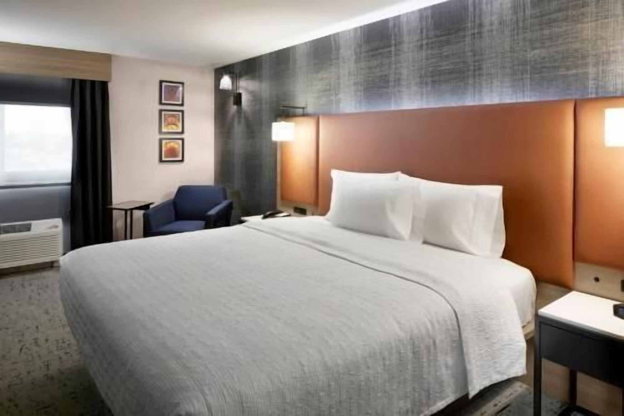 Premium bedding, in-room safe, desk, laptop workspace