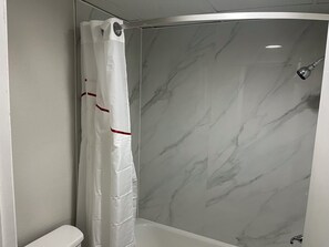 Kostenlose Toilettenartikel, Handtücher, Seife, Shampoo