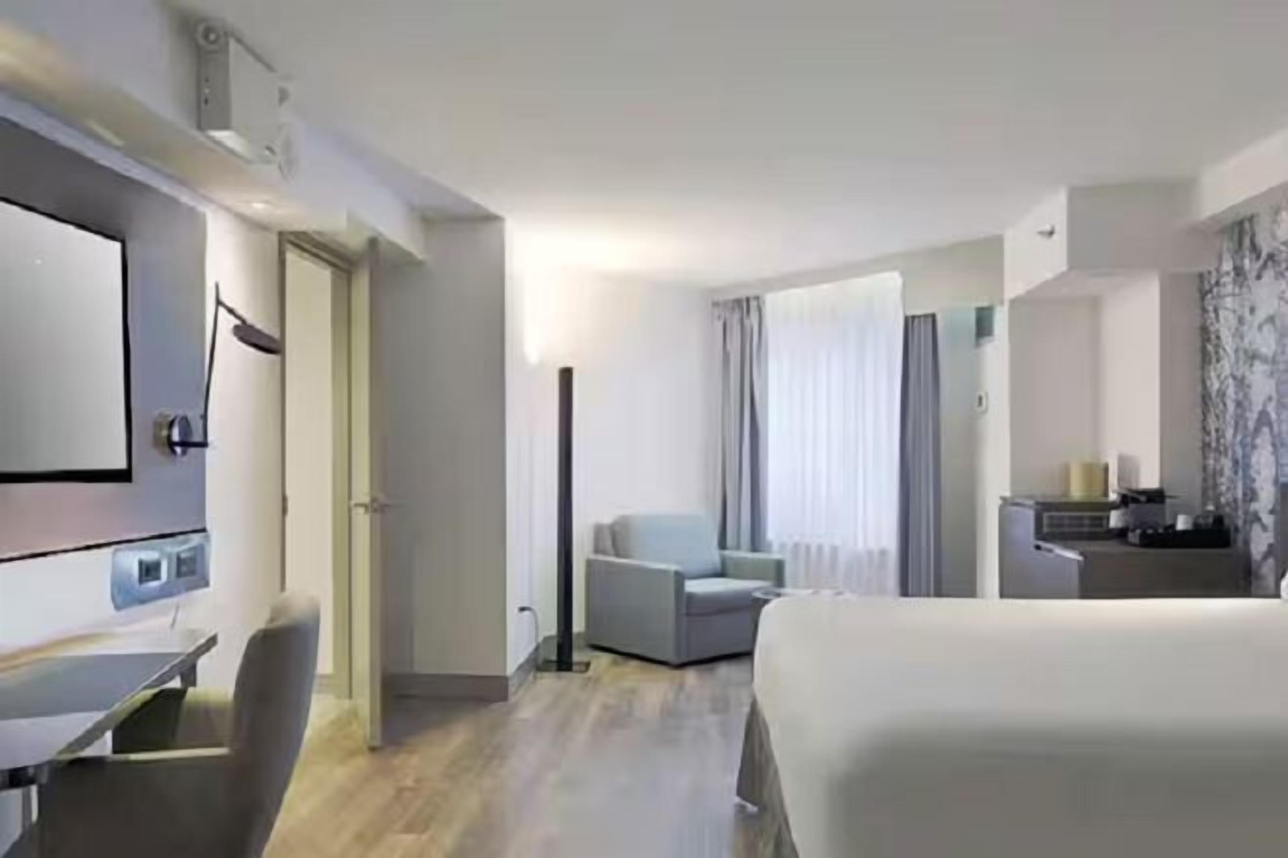 Hypoallergeen beddengoed, donsdekens, een kluis op de kamer, een bureau