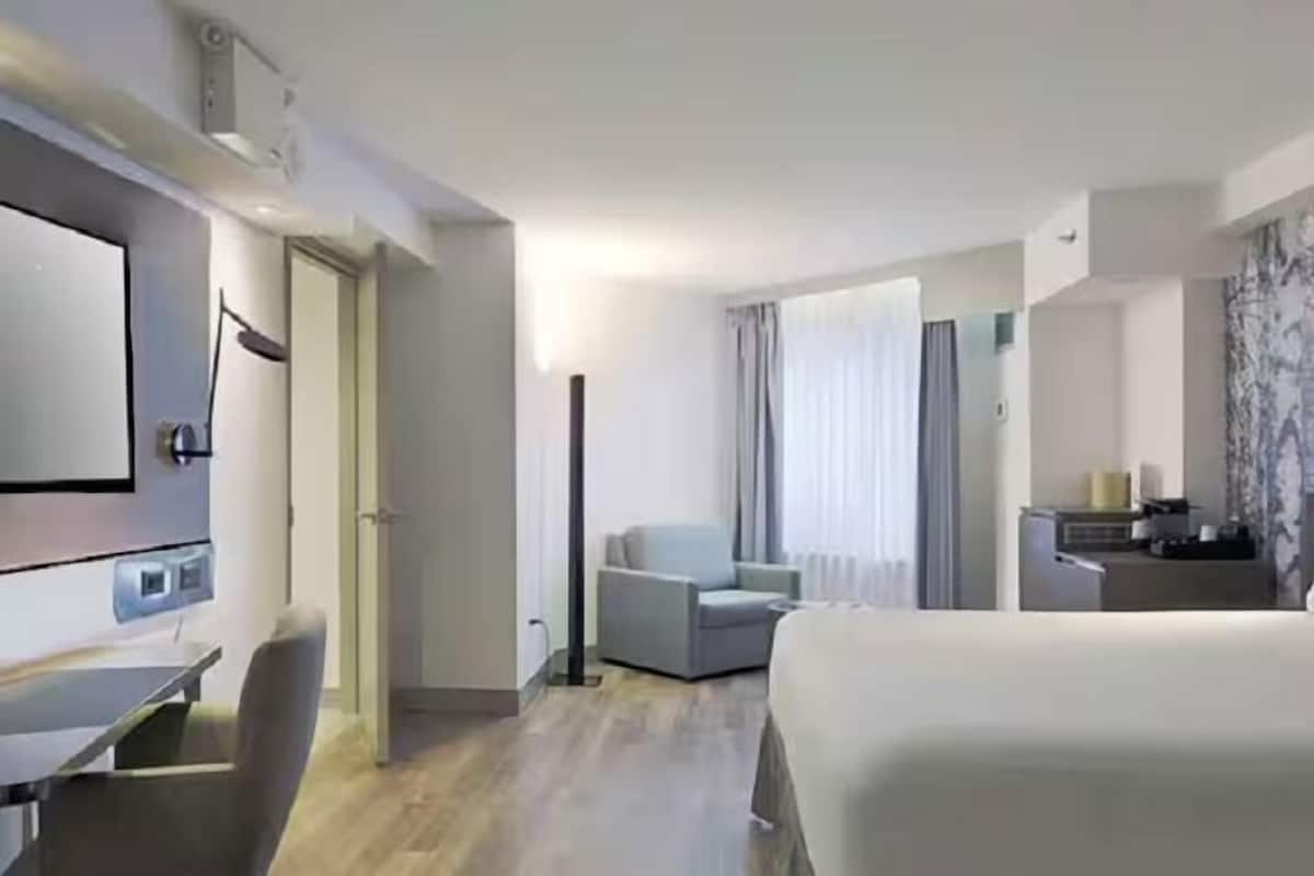 Hypo-allergenic bedding, down comforters, in-room safe, desk