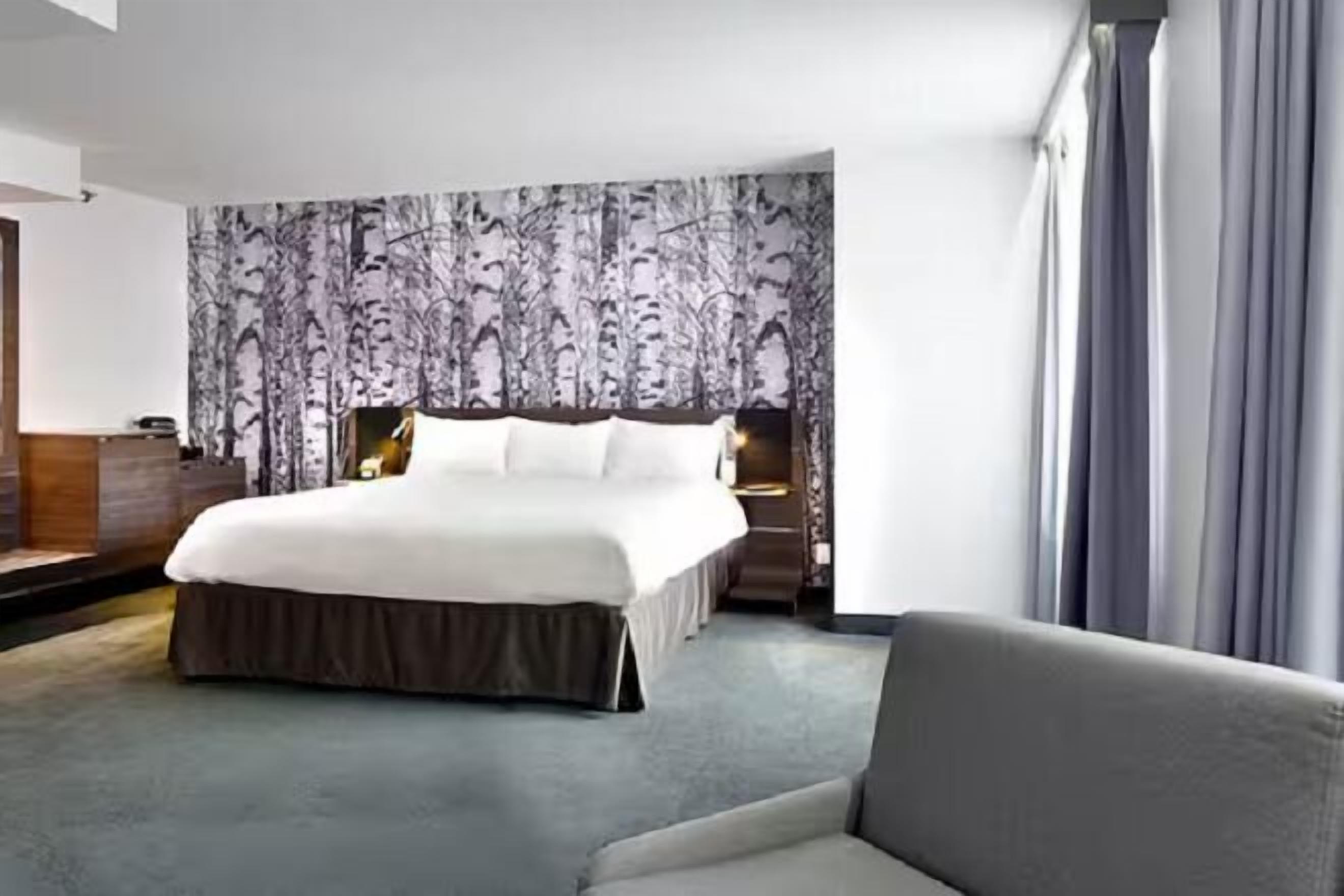 Hypoallergeen beddengoed, donsdekens, een kluis op de kamer, een bureau