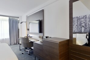 Hypo-allergenic bedding, down comforters, in-room safe, desk