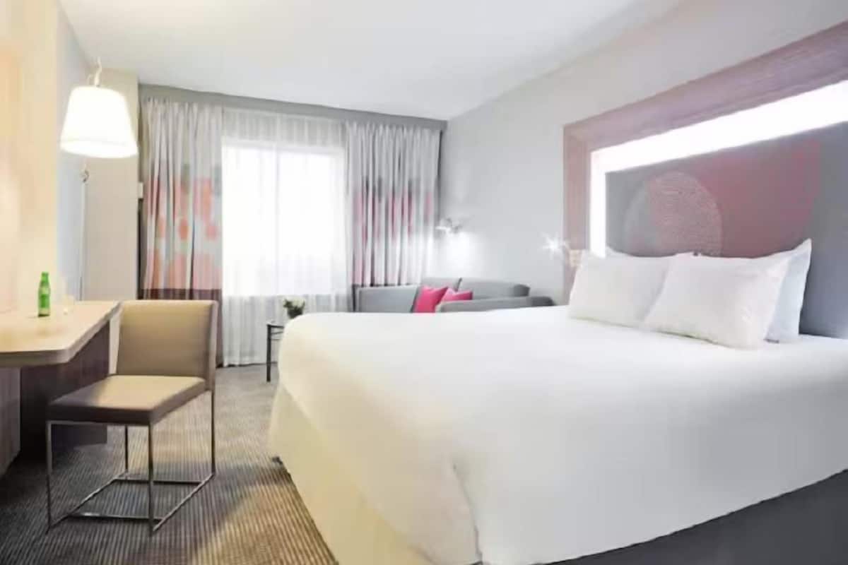 Hypo-allergenic bedding, down comforters, in-room safe, desk