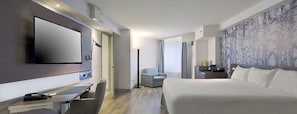 Chambre, 1 très grand lit, accessible aux personnes à mobilité réduite (Roll-In Shower) | Literie hypoallergénique, coffres-forts dans les chambres, bureau
