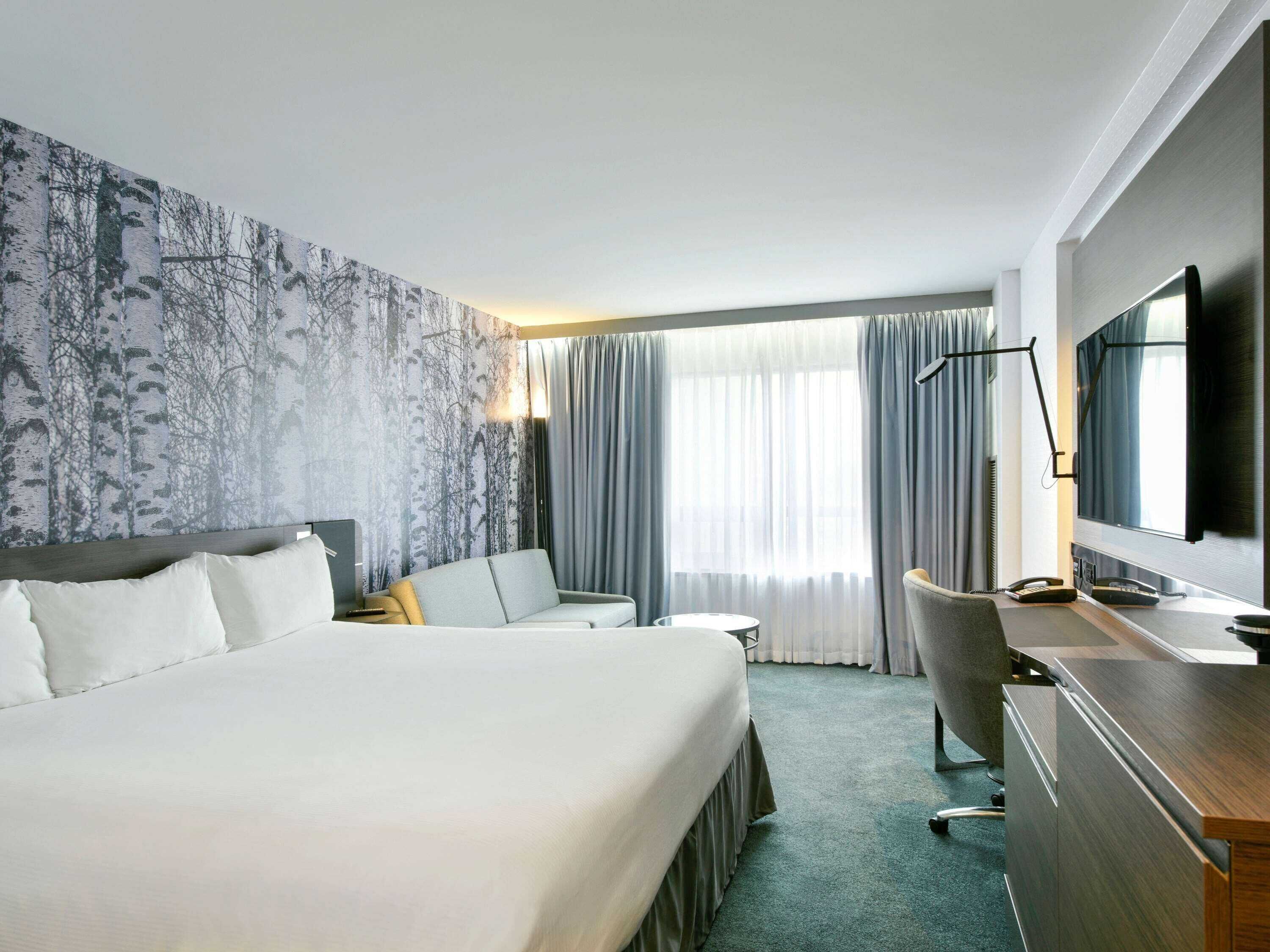Hypo-allergenic bedding, down comforters, in-room safe, desk
