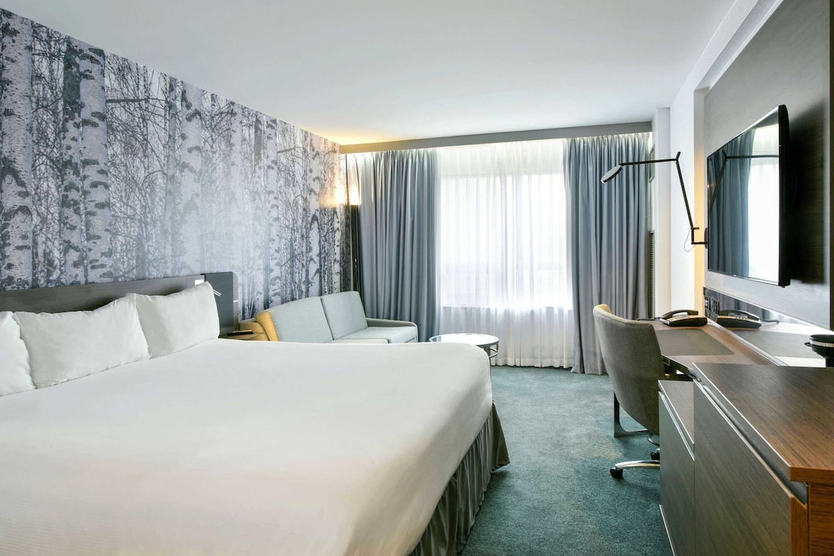 Hypo-allergenic bedding, down comforters, in-room safe, desk