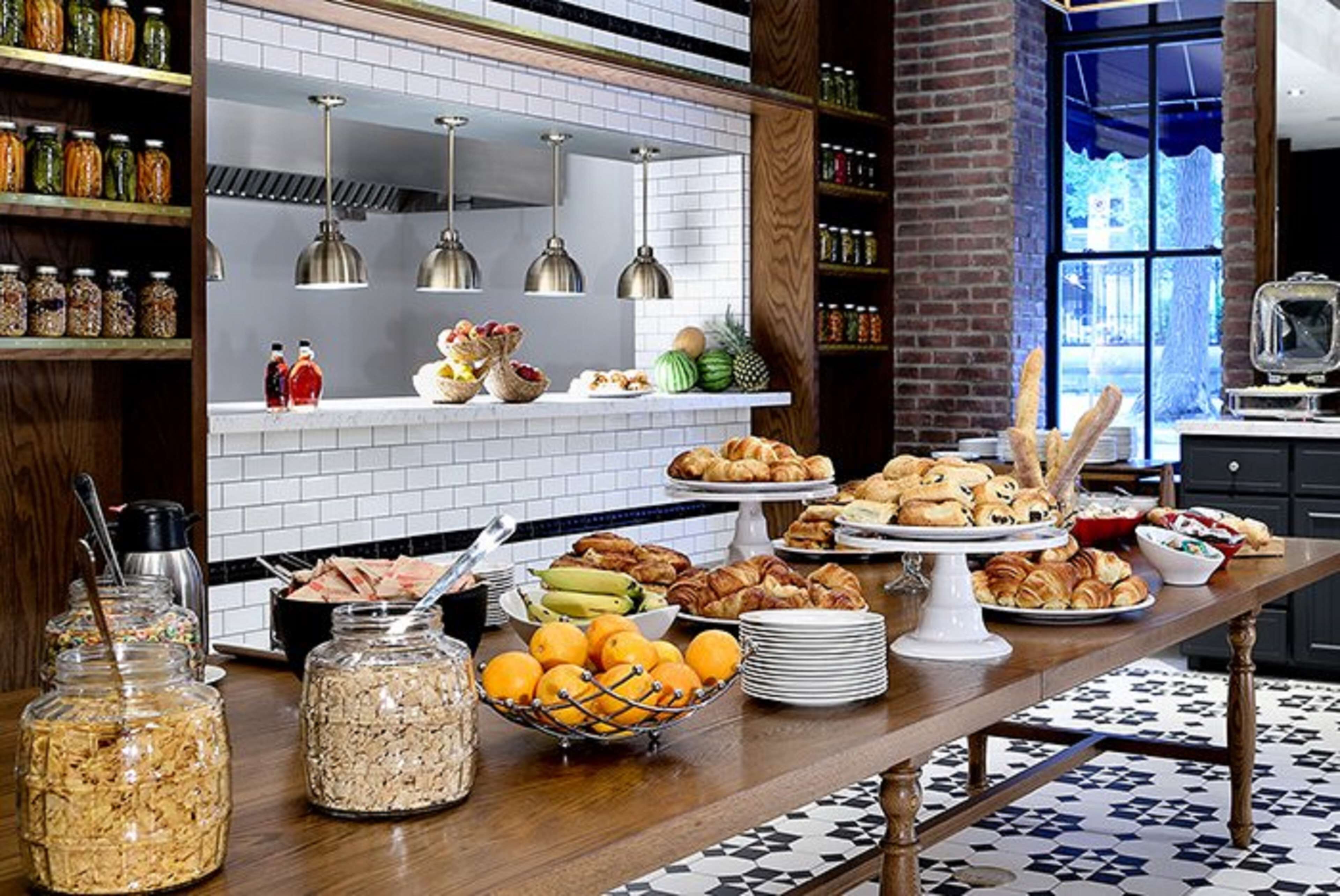 Se ofrece un desayuno bufé (28 CAD por persona)