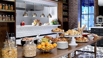 Desayuno buffet (CAD 28 por persona)