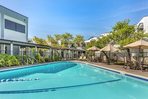 Outdoor pool, pool loungers - Best Western Plus Wine Country Inn & Suites (Santa Rosa)