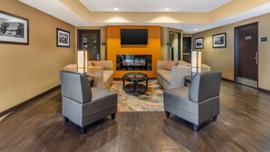 A hotel lobby with a seating area featuring two sofas and two armchairs, a coffee table, and a flat-screen TV mounted on the wall. - Best Western Plus Wine Country Inn & Suites (Santa Rosa)