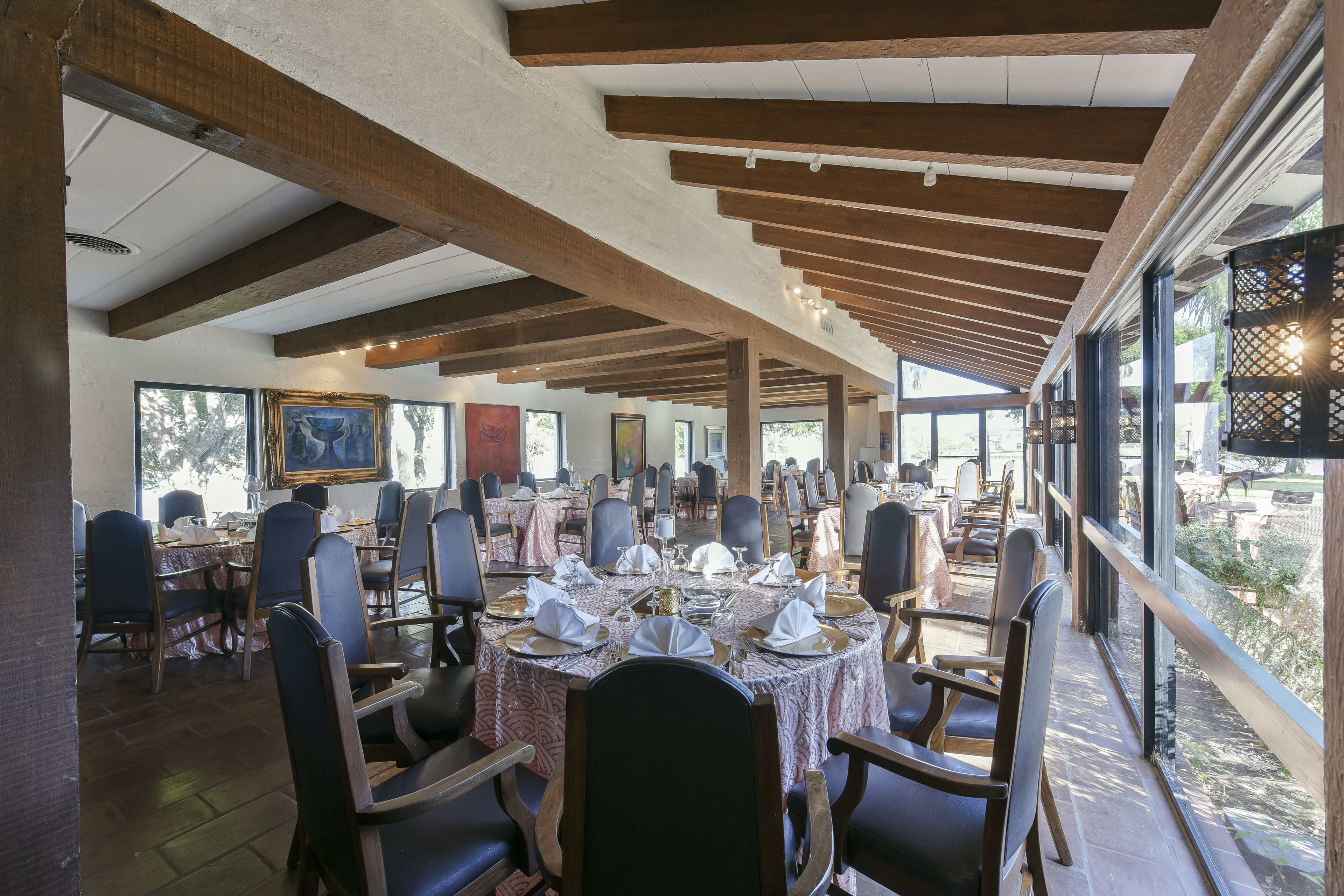 2 restaurants, breakfast, lunch, dinner served; american cuisine