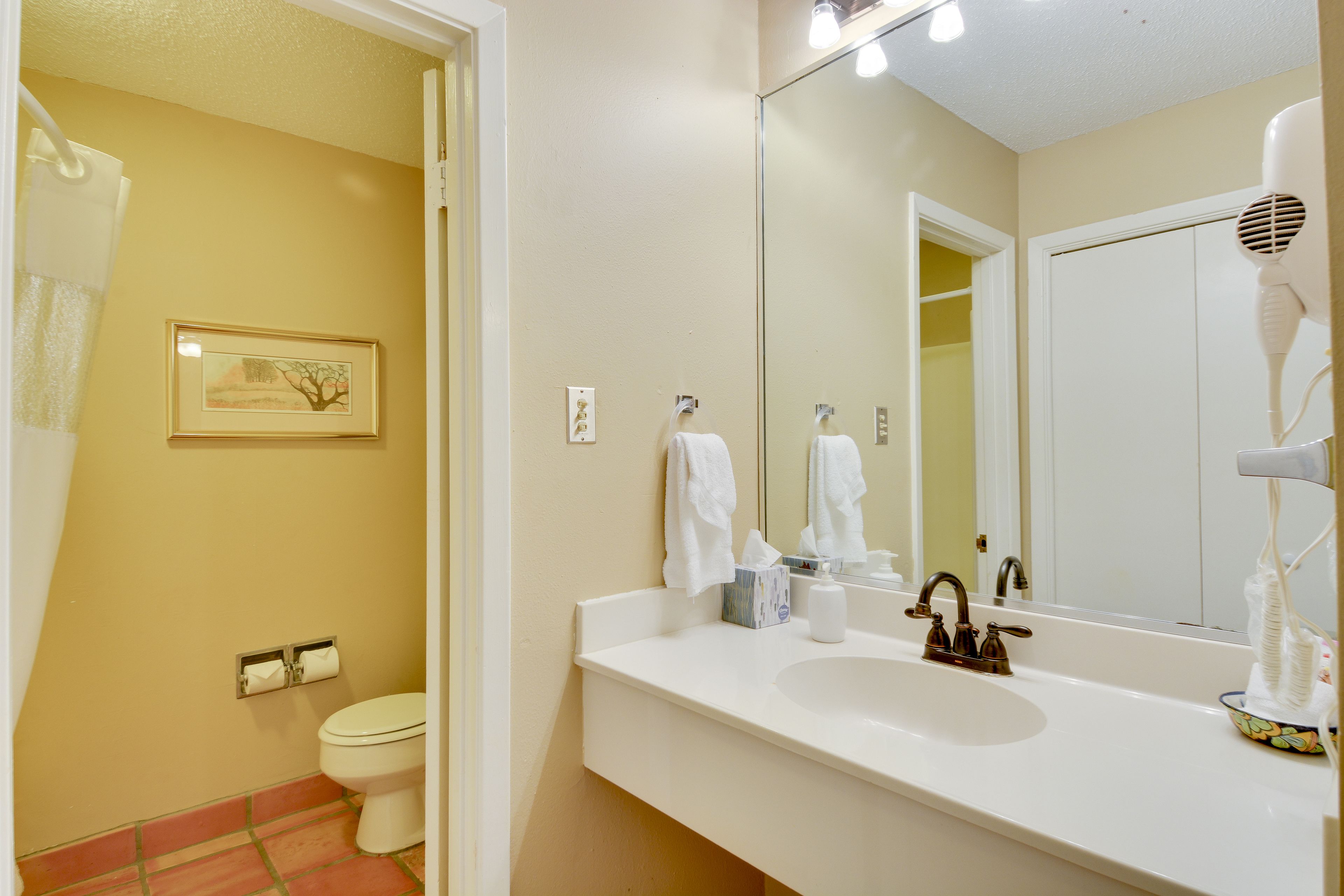 suite, 2 bedrooms | bathroom | combined shower/bathtub, free toiletries, hair dryer, towels