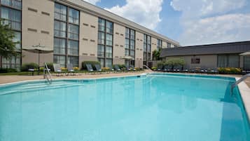 Alberca al aire libre por temporada y sombrillas en la alberca