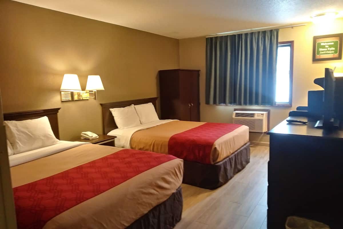 1 queen bed, efficiency, nonsmoking, accessible | living area | tv