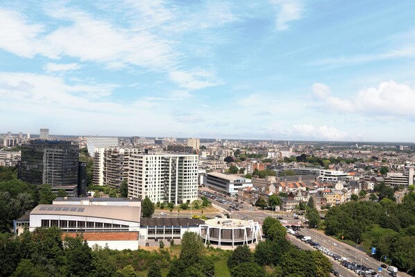 Un horizonte urbano con edificios modernos, una estructura de techo redondo y una combinación de zonas residenciales y comerciales.