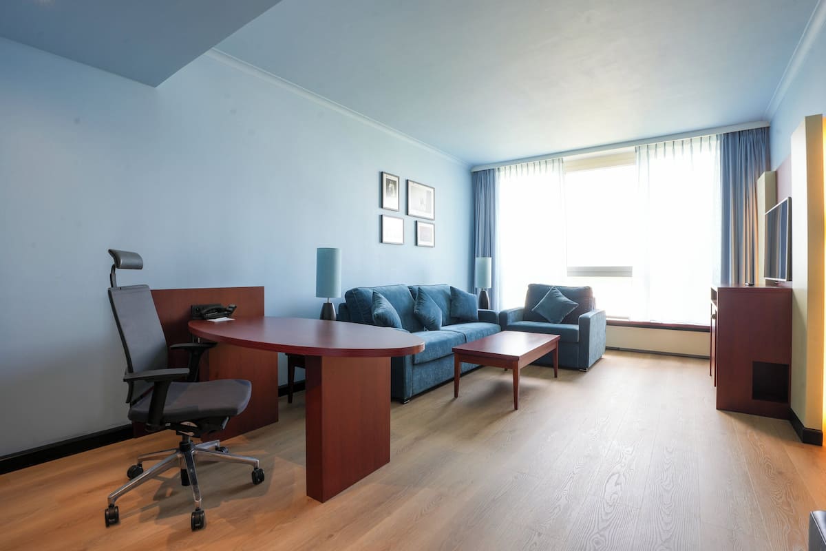 Peralatan tempat tidur premium, bar mini, peti besi dalam bilik, meja