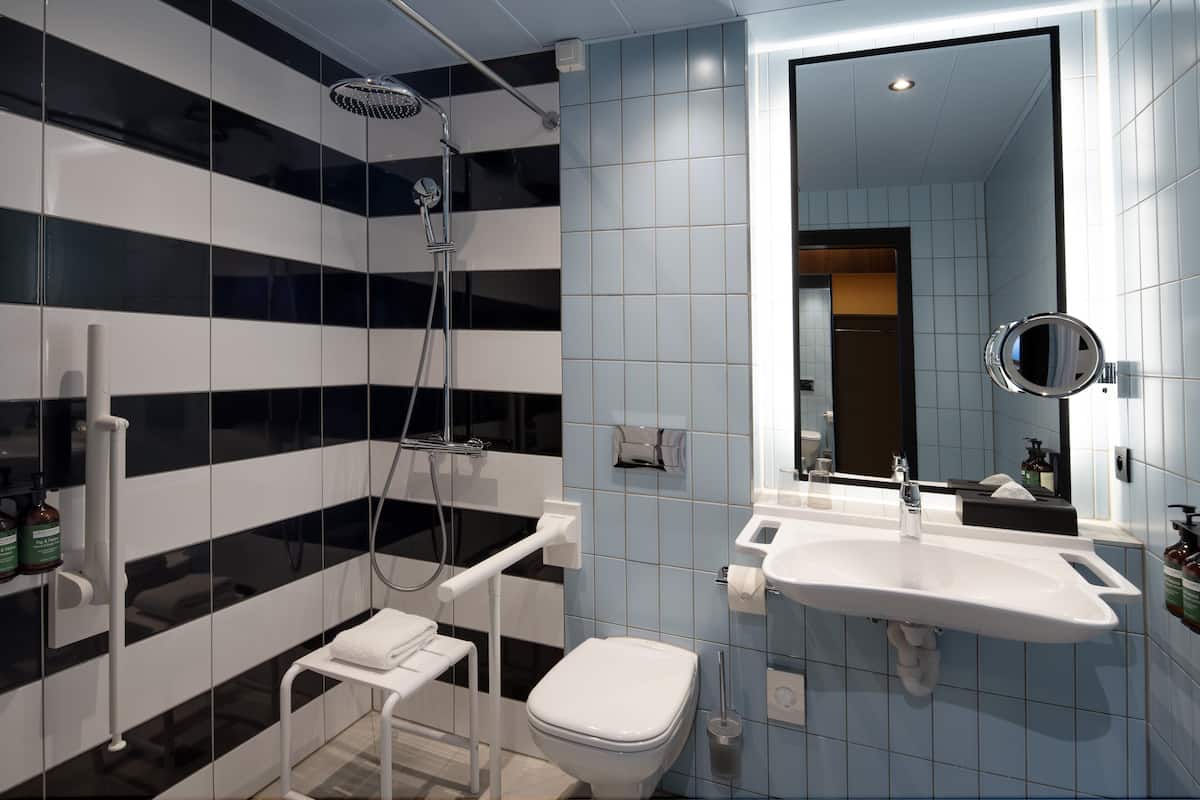 Standard Room, 2 Katil Bujang (Single), Accessible | Peralatan tempat tidur premium, bar mini, peti besi dalam bilik, meja