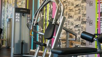 Un gimnasio con una máquina Life Fitness y una pared con rayas verticales de colores.